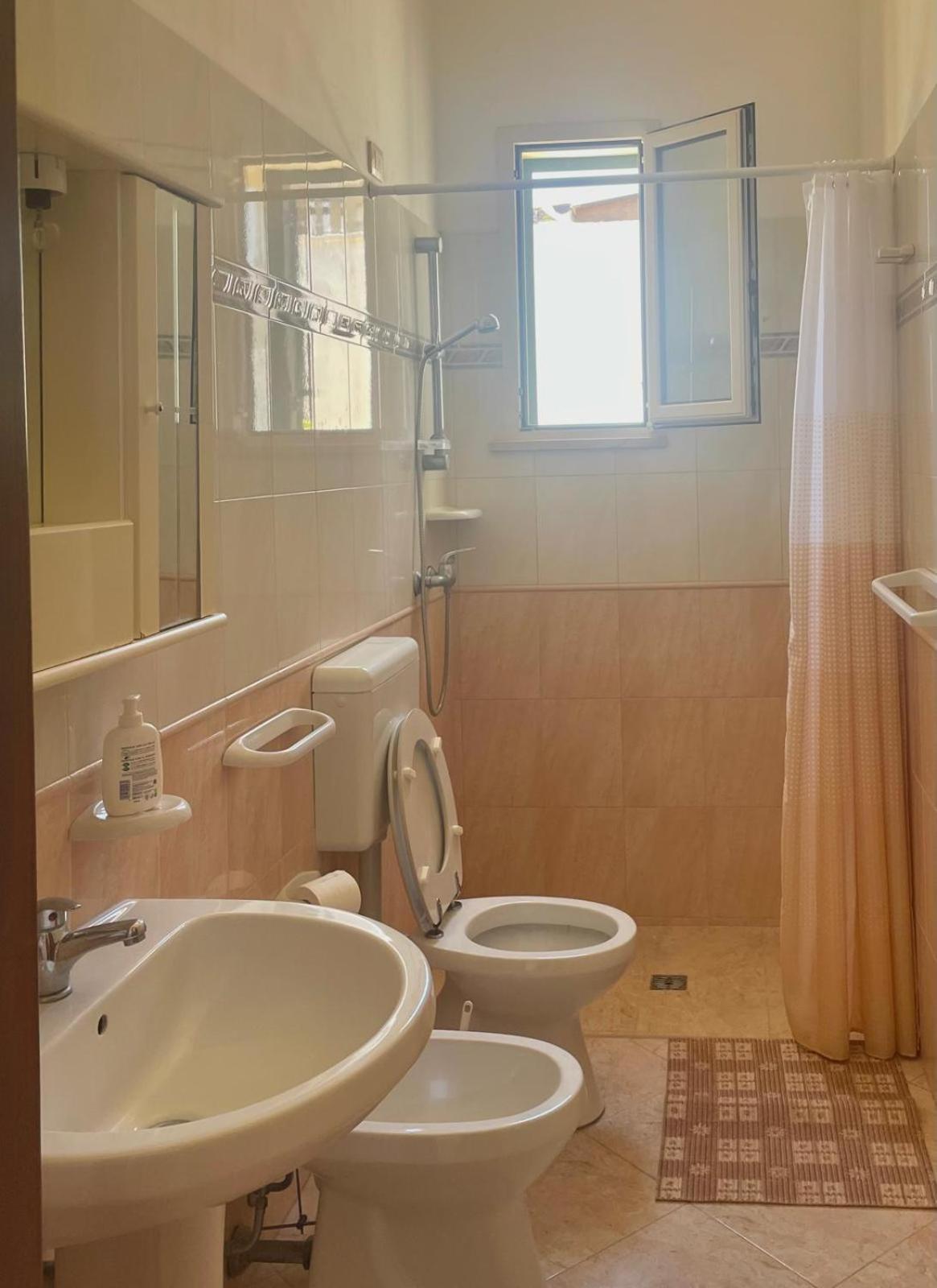 La Rondine Bed And Breakfast Uggiano La Chiesa Bagian luar foto